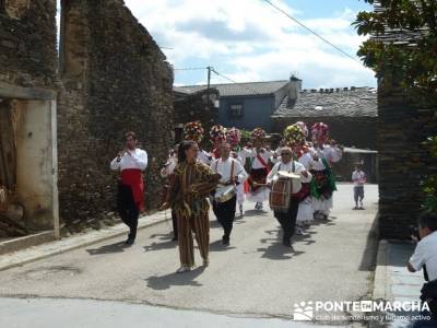 Majaelrayo - Pueblos arquitectura negra - Fiesta de los danzantes, Santo Niño; señales senderismo